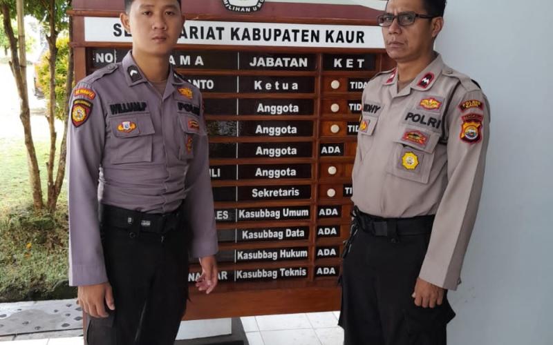 Personel Polres Kaur Piket Pengamanan Kantor KPUD Kaur dalam rangka Operasi Mantap Brata Nala 2023 