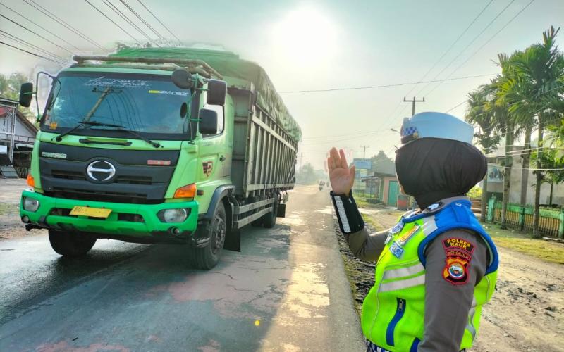 Wujudkan Kamseltibcar Lantas Aman, Sat Lantas Polres Kaur Lakukan Pengaturan Lalin di Pagi Hari 