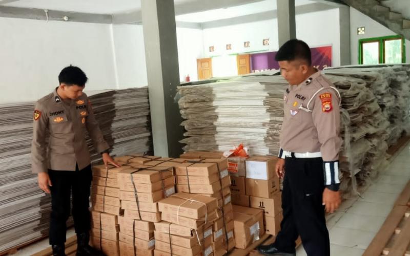 Pengamanan di Gudang Logistik KPU Kaur, Personel OMB Polres Kaur Cek Material Pemilu 