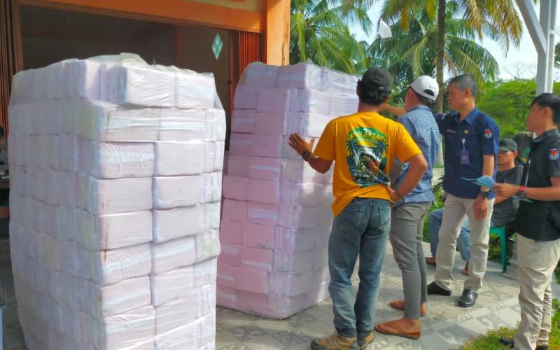 Polres Kaur Lakukan Pengamanan Penerimaan Logistik Kelengkapan untuk Kebutuhan KPPS, PPK, PPS  KPUD Kaur
