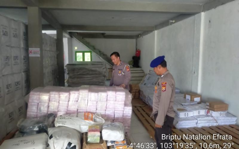 Personel Piket Satgas Preventif OMB Polres kaur Lakukan Sistem Pengamanan di Gudang Logistik KPU