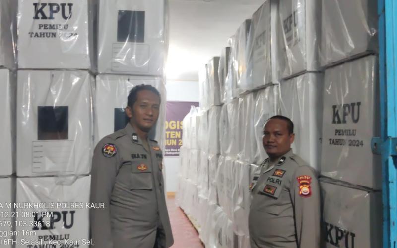 Patroli di Gudang Logistik, Personel OMB Polres Kaur Cek Surat Suara dan Peralatan Lainnya