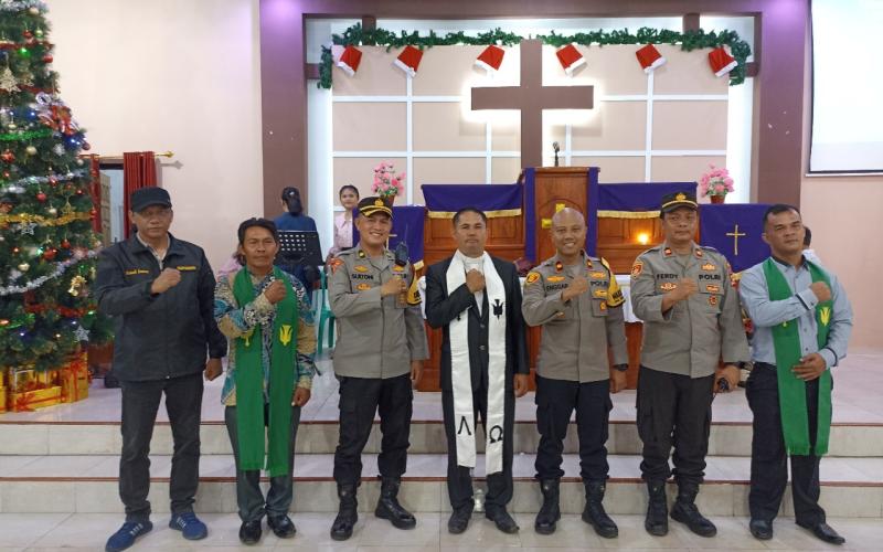 Pastikan Pengamanan Perayaan Natal Berjalan Baik, Wakapolres Kaur Tinjau Gereja di Wilkum Polres Kaur