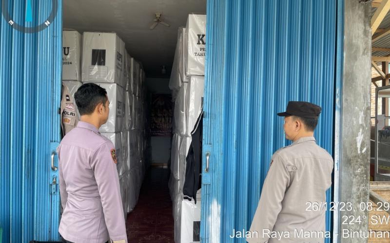 Tingkatkan Sistem Pengamanan, Personel Polres Kaur Patroli Pengamanan di Gudang Logistik