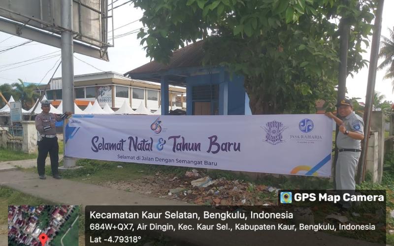 Satgas Kamseltibcar Lantas Polres Kaur dan Dinas Jasa Raharja Pasang Spanduk Ucapan Selamat Natal dan Tahun Baru 