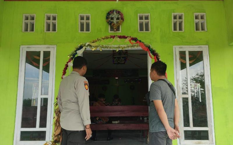 Personel Polres Kaur Melaksankan Pengamanan Perayaan Natal di Gereja 