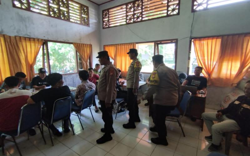 Patroli ke Kantor Panitia Persiapan Pemilu Kecamatan, Polsek Maje Sampaiakan Imbauan Kmatibmas Jelang Pemilu 