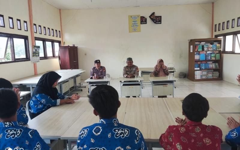 Polres Kaur Gelar Sosialisasi Tentang Bahaya Samcodin dan Obat Obatan Terlarang di SMKN 8 Kaur 