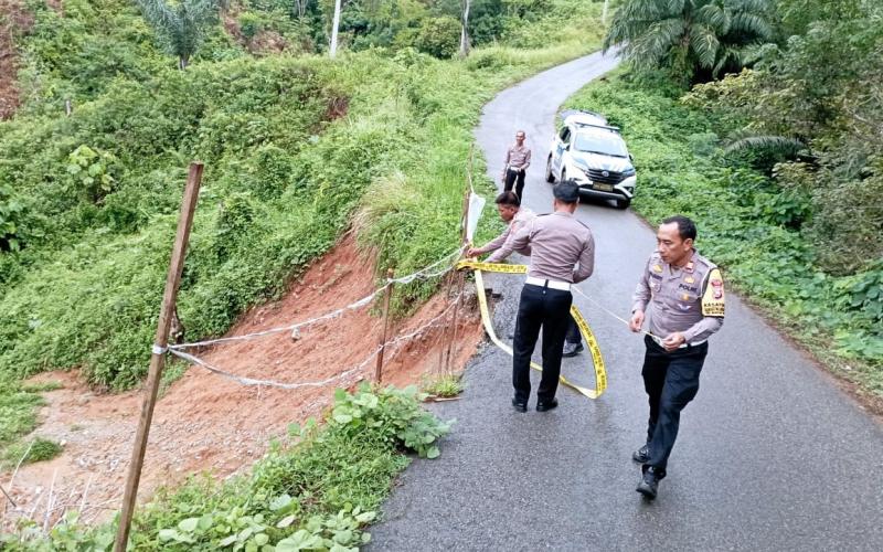 Pastikan Pengguna Jalan Lintas Kaur Aman, Polisi Pasang Police Line pada Jalan Abrasi