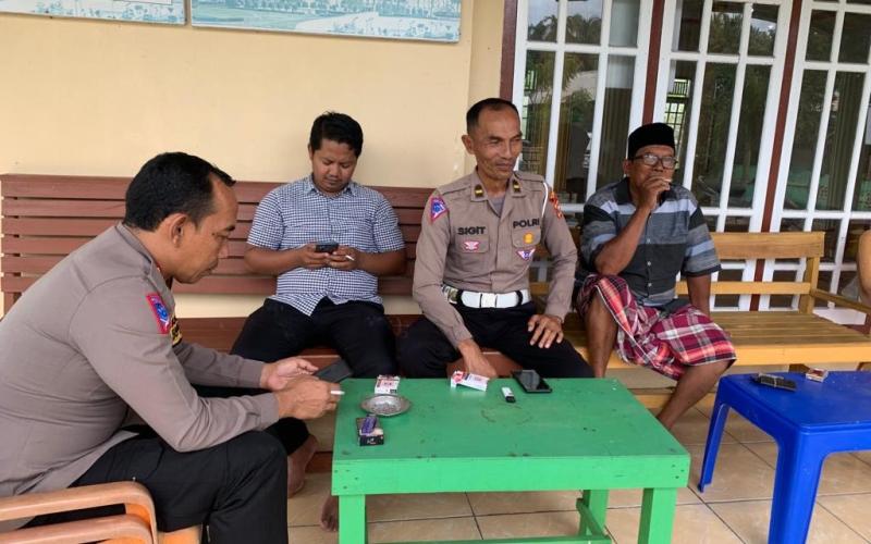 Sambangi Warga, Sat Lantas Sosialisasi Kamseltibcar Lantas serat Sampaikan Imbauan Kamtibmas