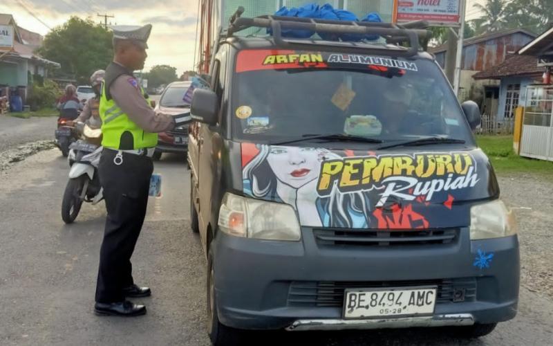 Patroli, Satlantas Polres Kaur Samapaikan dan Bagikan Stiker Imbauan