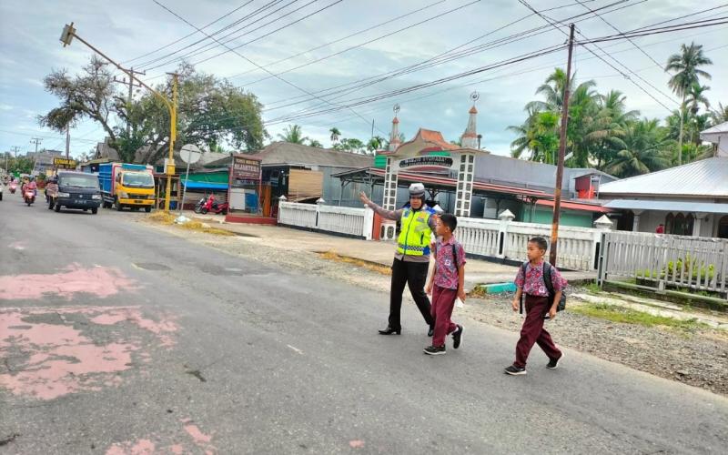 Hindari Kemacetan dan Kecelakaan Lalu Lintas, Polres Kaur Pengaturan Lalin di Pagi Hari