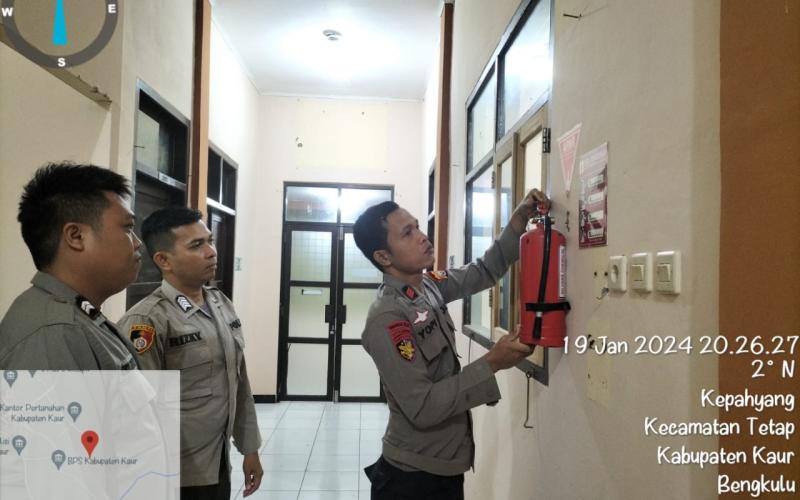 Tingkatkan Kewaspadaan dan Peduli Lingkungan Polres Kaur Gelar Patroli di Kantor Bawaslu 