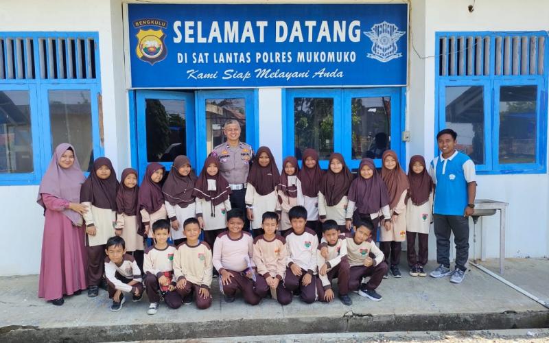 Kunjungan ke Kantor Lantas Polres Mukomuko, Siswa SDIT Nurul Ilmi Diajak Mengenal Aturan Lalu Lintas 