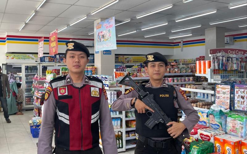 Anggota Sat Samapta Polres Kaur Patroli Presisi Sambangi Supermarket