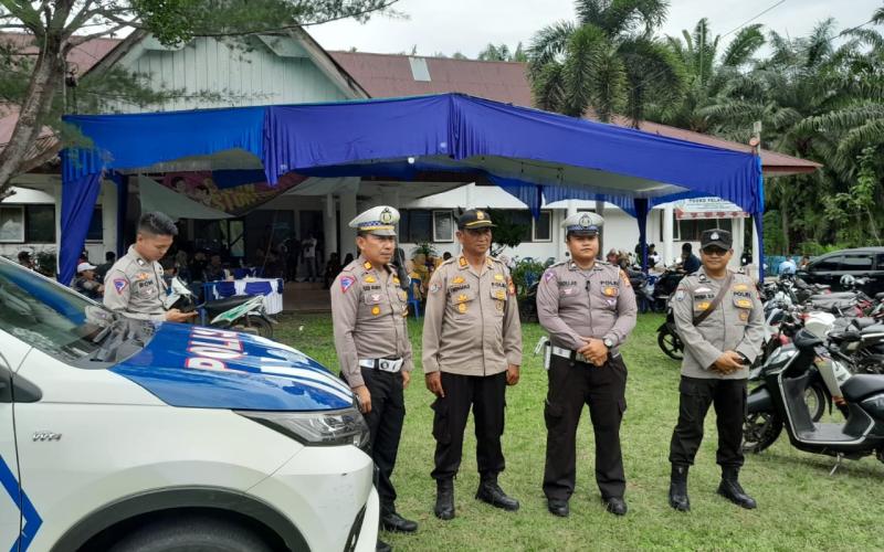 Cegah Gangguan Kamtibmas, Kasat Lantas Bersama Personel Patroli, Lakukan Pengamanan Rapat Pleno Tingkat Kecamatan 