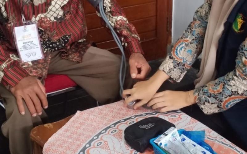 Si Dokkes Polres Kaur Cek Kondisi Fisik dan Pemberian Vitamin Personel Polres Kaur dan Panitian Pengawas Pemilu 