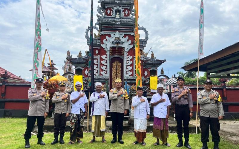 Kapolres Bengkulu Utara Menghadiri Perayaan Ibadah Galungan di Pura Dharma Yatra