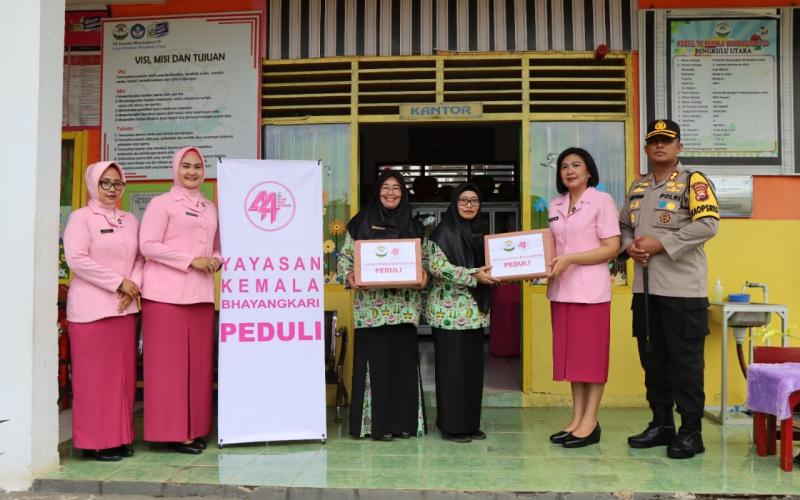 Sambang TK Kemala Bhayangkari 29 Bengkulu Utara, Kapolres Bengkulu Utara Berikan Tali Asih Kepada Guru