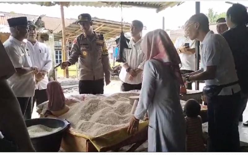 Pastikan Harga Sembako Stabil, Kapolres Kaur Bersama Bupati Kaur Cek Harga Sembako di Pasar 
