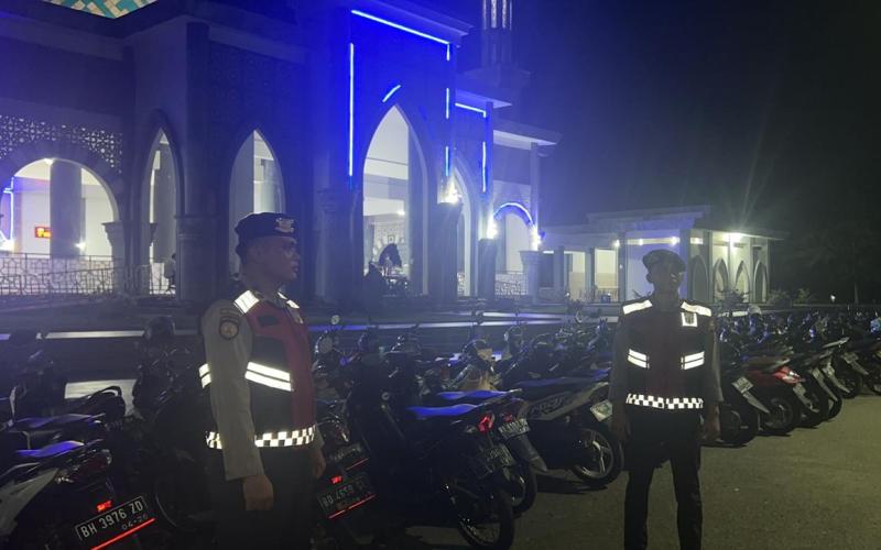 Berikan Pelayanan, Sat Samapta Polres Mukomuko Atur Arus Lalin dan Pengamanan Shalat Tarawih 