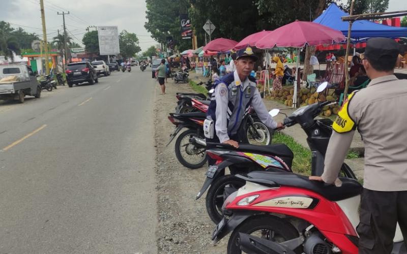 Personel Polsek Kaur Selatan Lakukan Pengamanan dan Atur Lalin di Pasar Kaget 