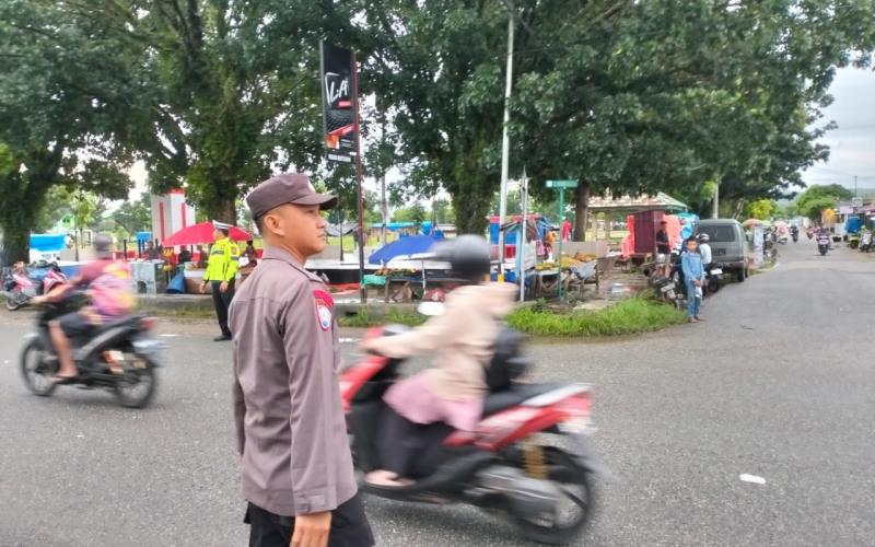 Piket Yanmas Polres Kaur Laksankan Pengamanan dan Turlalin di Pasar Kaget 