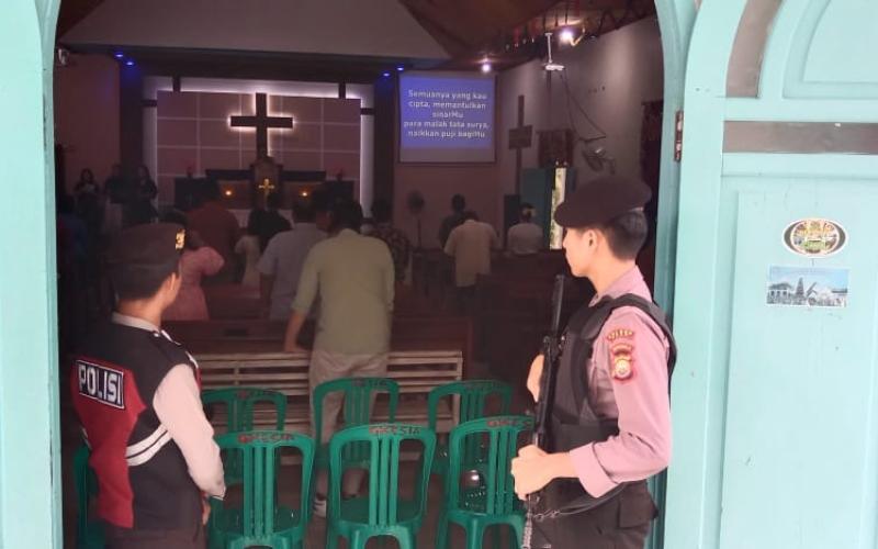 Personel Polres Kaur Laksankan Pengamanan Ibadah Umat Kristiani di Gereja 