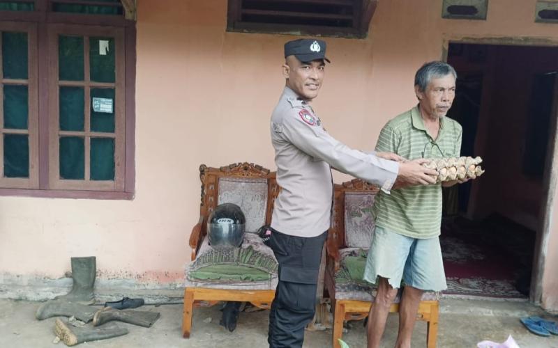 Petani Asal Desa Padang Petron Terima Bantuan Semabako Dari Polsek Kaur Selatan 