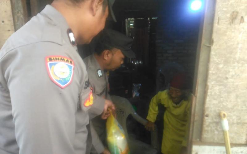 Lansia 79 Tahun Desa Padang Petron, Terima Bantuan Sembako dari Polsek Kaur Tengah 