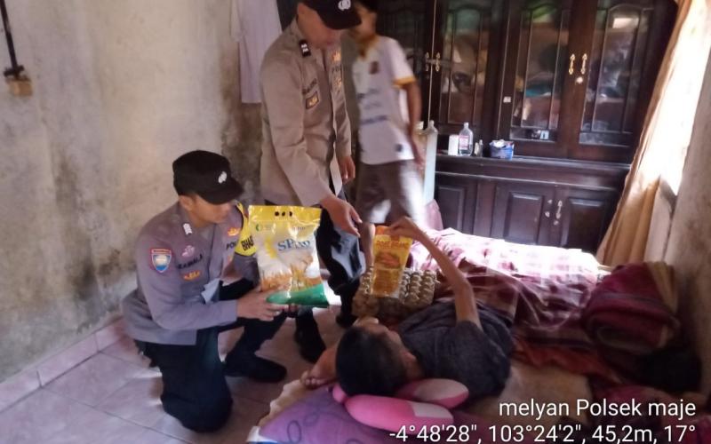 Personel Polsek Maje Salurkan Bantuan Kepada Warga Desa Bakal Makmur yang Mengalami Sakit Menahun 