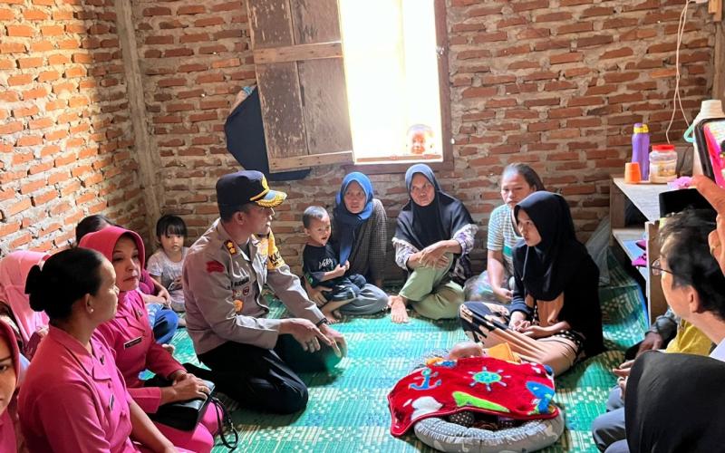Polres Kaur Bersama Pemda Kaur, Berikan Bansos Pada Anak Yang Sakit Hidrosefalus