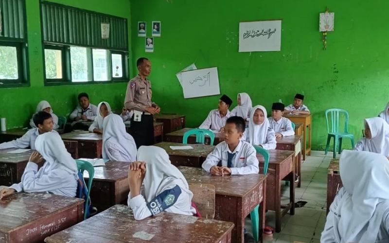Sambangi SMPN 16 Kaur, Polres Kaur Sosialisasi Tertib Beralalu Lintas 
