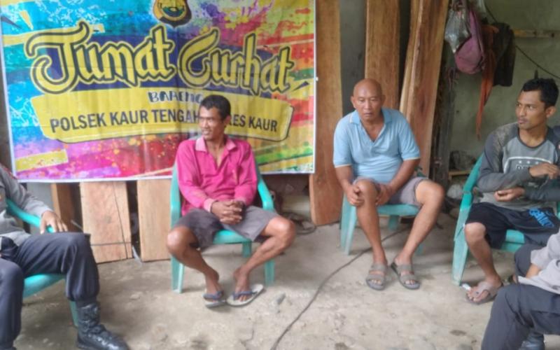 Bersama Desa Ulak Bandung, Bhabinkamtibmas Polsek Muara Sahung Jumat Curhat Bahas Terkait Kamtibmas 