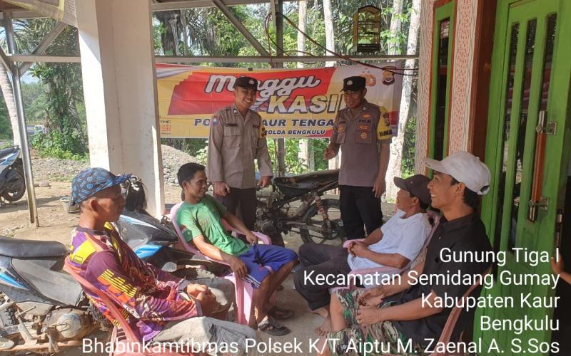 Bhabinkamtibmas Polsek Kaur Tengah Minggu Kasih Bersama Warga Desa Guning Tiga I 