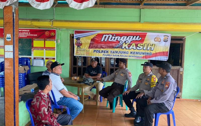 Minggu Kasih di Desa Pelajaran II, Bhabinkamtibmas Tukar Informasi dan Sampaikan Imbauan Kamtibmas 