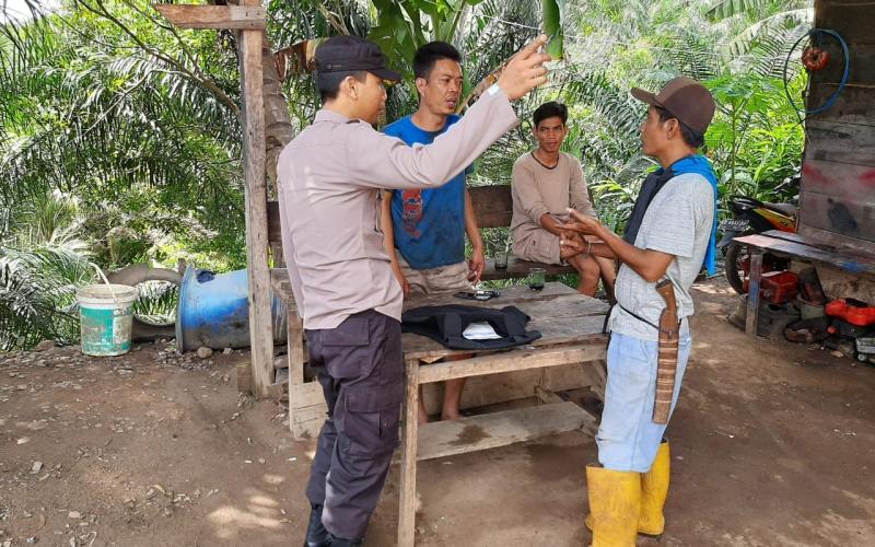 Sambangi Warga Dalam Giat Patroli KRYD, Bhabinkamtibmas Sampaikan Imbauan 