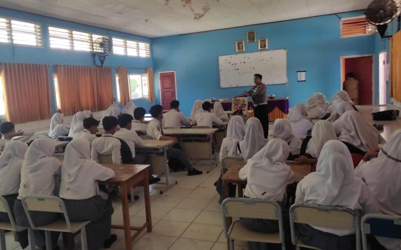 Sat Lantas Polres Kaur, Berikan Penyuluhan dan Bimbingan Terkait Tata Tertib Berlalu Lintas di SMAN 01 