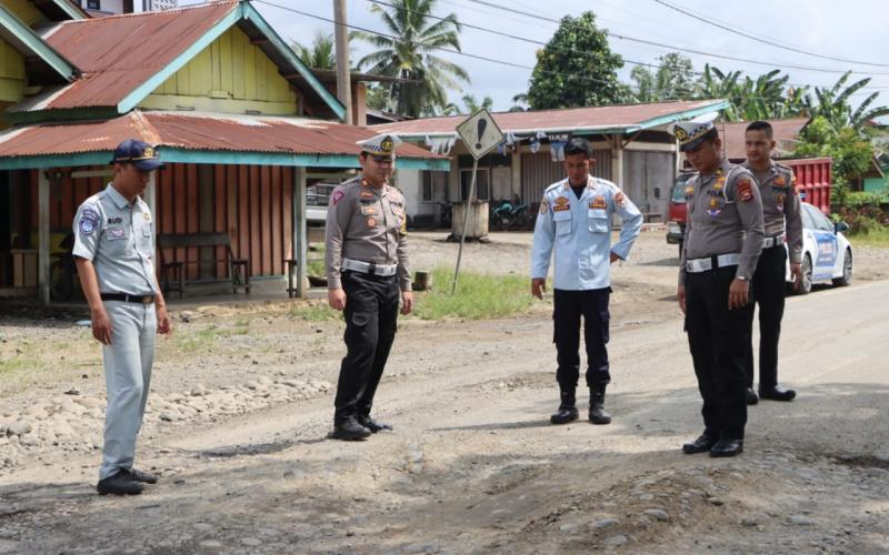 Jelang Mudik Lebaran, Sat Lantas Polres Mukomuko Bersama DishuB Cek Jalan yang Rusak 