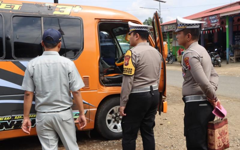 Pastikan Kelayakan Angkutan Umum Pada Mudik Lebaran, Sat Lantas Polres Mukomuko Bersama Dishub Lakukan Ramp Check