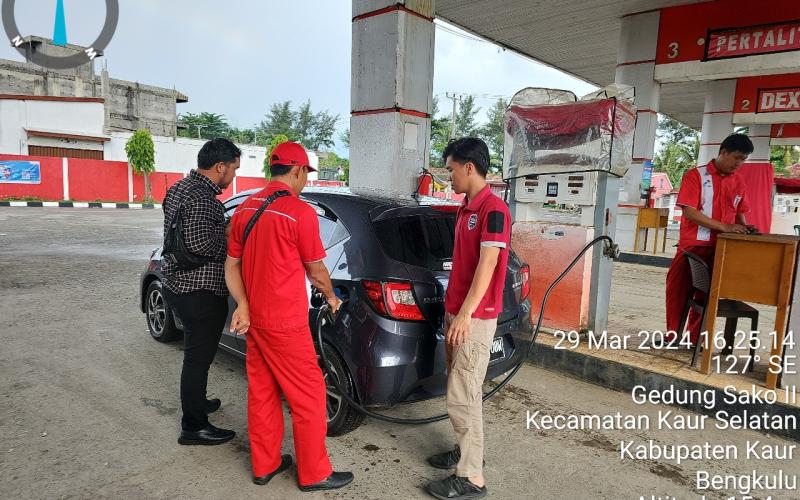 Cegah Kecurangan, Personel Sat Reskrim Polres Kaur Cek SPBU 