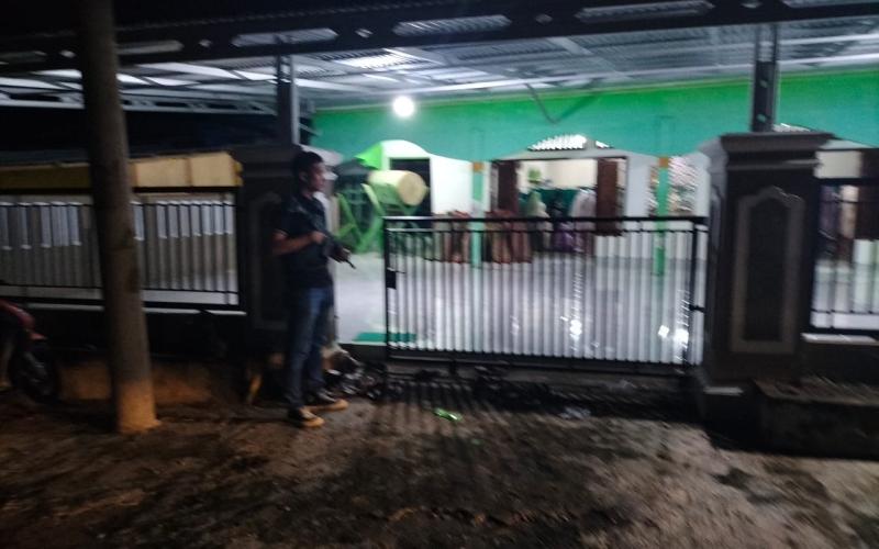 Ciptakan Kamtibmas, Sat Samapta Polres Kaur Pengamanan Shalat Tarawih di Masjid Nurul Huda 