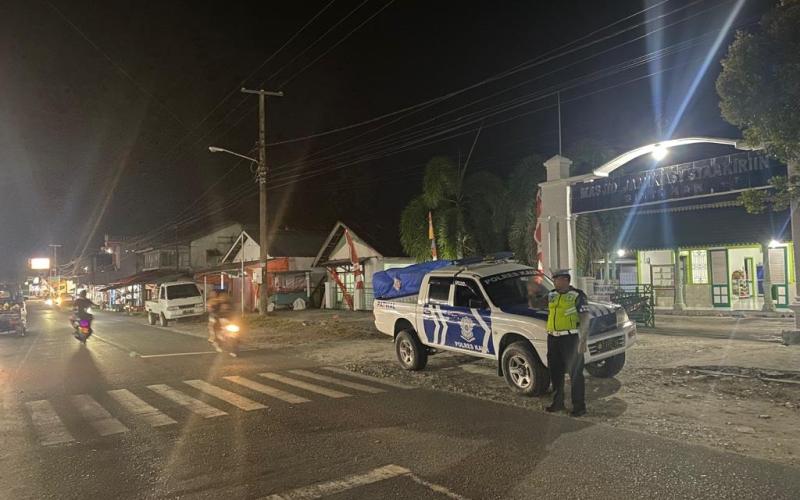 Sat Lantas Polres Kaur Pengamanan Shalat Tarawih di Desa Air Dingin