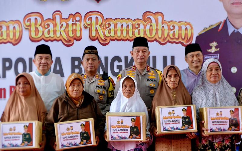 Bulan Bakti Ramadhan di Kabupaten Benteng, Kapolda Bengkulu Bagikan 100 Paket Sembako