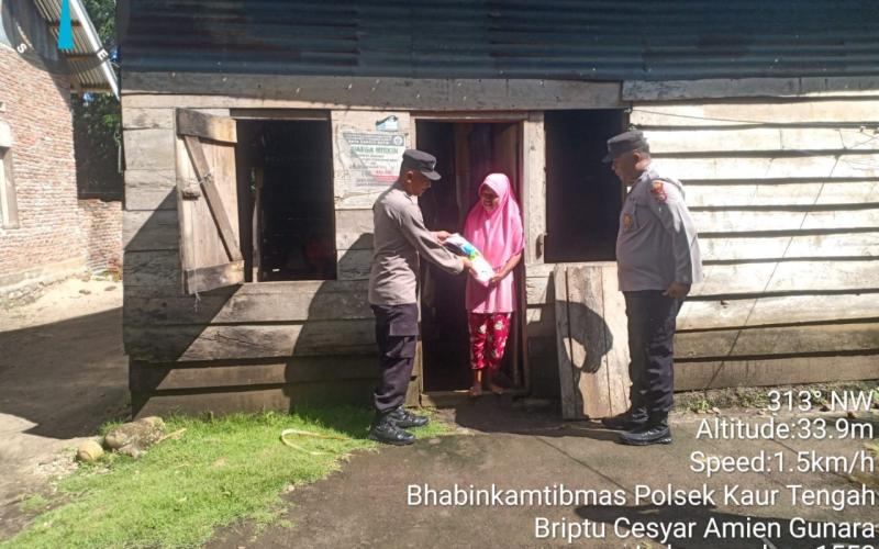 Selasa Berbagi, Warga Desa Cahaya Batin Terima Bantuan Sembako Dari Polsek Kaur Tengah 