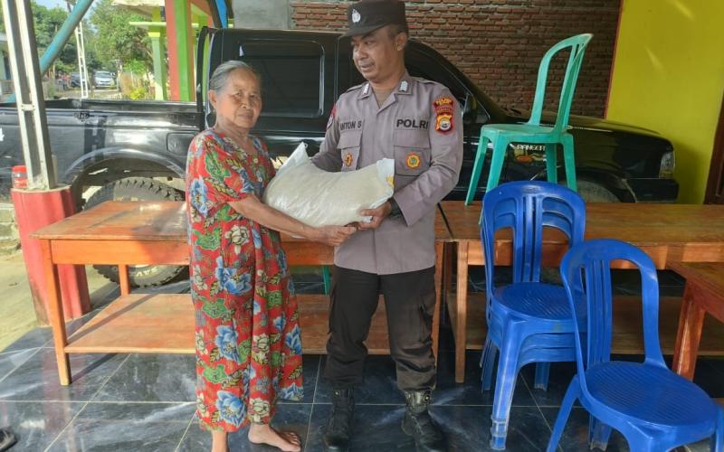 Personel Polsek Padang Guci Hulu Bagikan Sembako Kepada Warga Kurang Mampu