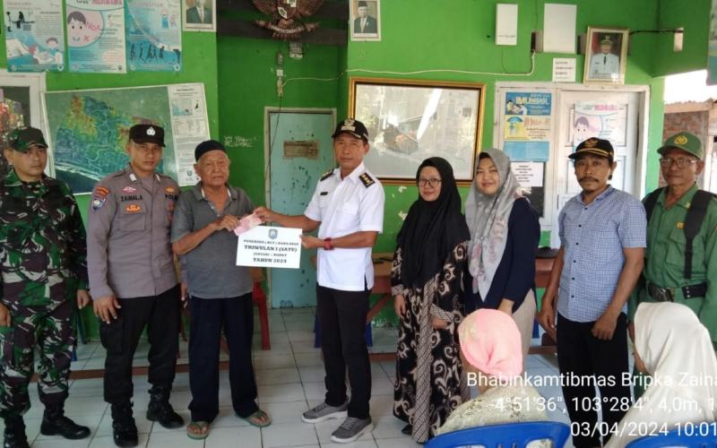 Hadiri Penyaluran BLT DD Tahap 1 Tahun 2024 Desa Tanjung Barum, Bhabinkamtibmas Polsek Maje Sampaikan Imbauan 