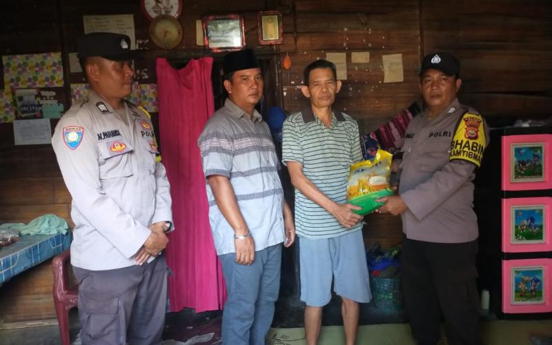Selasa Berbagi, Polsek Kaur Tengah Salurkan Bantuan Sembako Kepada Warga Sakit
