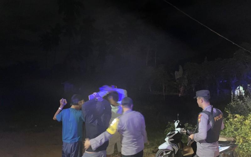Patroli Malam, Polsek Kaur Utara Sambangi Tempat-Tempat Nongkrong dan Sampaikan Imbauan Kamtibmas kepada Remaja 