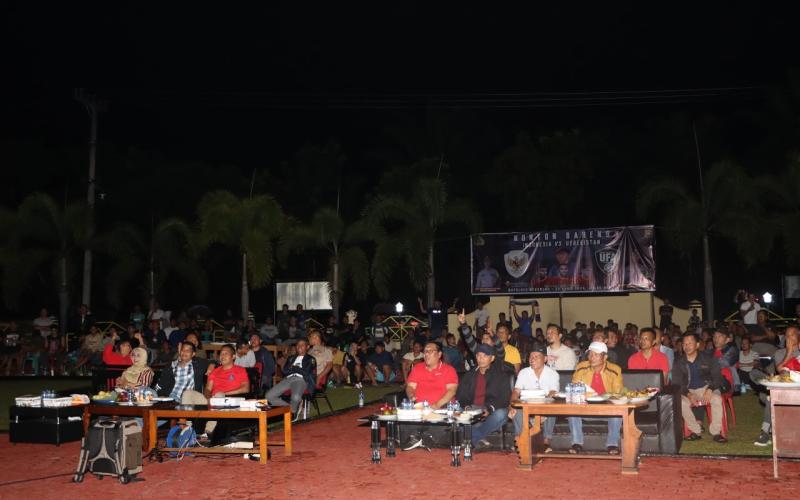 Polres Mukomuko Antusias Bersama Warganya Dukung Timnas Indonesia